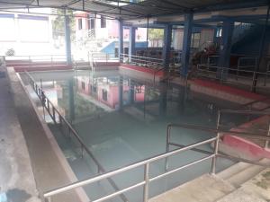 Bazén v ubytování YOLO Near natural hot spring nebo v jeho okolí