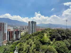 a view of a city with buildings and trees at Amplio apartamento con vista campestre in Sabaneta
