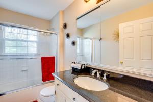 Un baño con lavabo, inodoro y espejo. en Theater and Game Room at Trenton Area Home, en Edgewood Park 22 fotos más