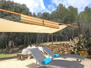 Un grupo de sillas bajo una sombrilla amarilla. en MAS TARRÈS, en Madremanya