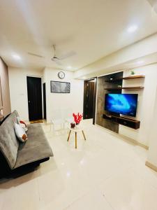 安君纳Spacious 1bhk in Vagator with Pool and near beach的带沙发和电视的客厅