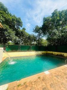 Spacious 1bhk in Vagator with Pool and near beach内部或周边的泳池