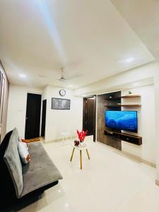 Spacious 1bhk in Vagator with Pool and near beach的电视和/或娱乐中心
