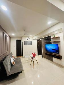 Spacious 1bhk in Vagator with Pool and near beach的电视和/或娱乐中心