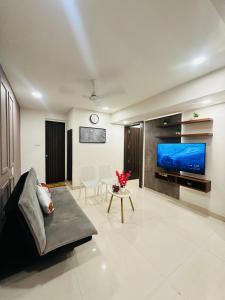 Spacious 1bhk in Vagator with Pool and near beach的电视和/或娱乐中心