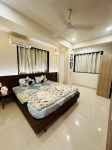 安君纳Spacious 1bhk in Vagator with Pool and near beach的房间里有一张大床的卧室 更多14张照片