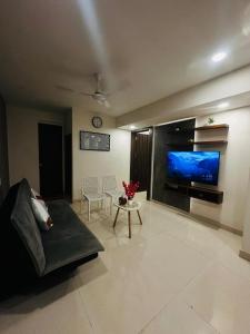 Spacious 1bhk in Vagator with Pool and near beach的电视和/或娱乐中心