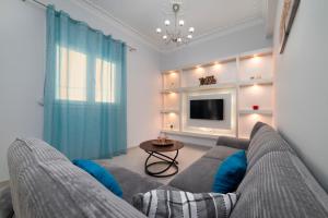 TV a/nebo společenská místnost v ubytování Cuka apartment 3BD nexto to metro and Piraeus Port