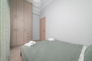 Postel nebo postele na pokoji v ubytování Cuka apartment 3BD nexto to metro and Piraeus Port