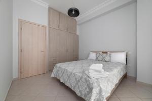 Postel nebo postele na pokoji v ubytování Cuka apartment 3BD nexto to metro and Piraeus Port