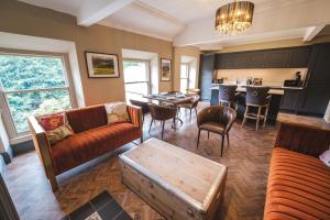 een woonkamer met een bank en een tafel met stoelen bij The Richmond Suite in Marske