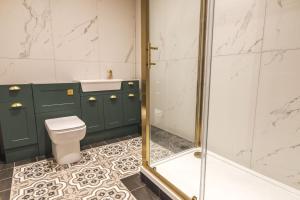 een badkamer met een toilet en een douche bij The Richmond Suite in Marske +7 foto's