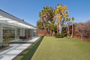 an internal view of the garden of a house at Casa Nirvana - Penthouse in Sitges