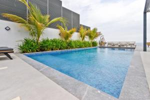 una piscina al costado de un edificio en Pool and Sea Views 4BR and Assistant's Room Villa with Own Pool, Sharm - Al Dana Villa, Al Dana Island by Deluxe Holiday Homes, en Fujairah