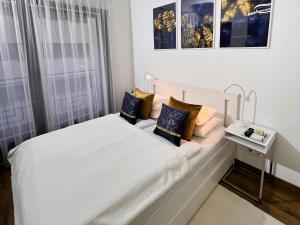 Posteľ alebo postele v izbe v ubytovaní Luxe CENTRAL Studio with POOL, PARKING & AC