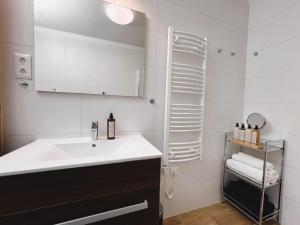 Kúpeľňa v ubytovaní Luxe CENTRAL Studio with POOL, PARKING & AC