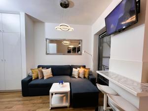 Televízia a/alebo spoločenská miestnosť v ubytovaní Luxe CENTRAL Studio with POOL, PARKING & AC