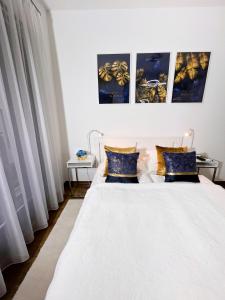 Posteľ alebo postele v izbe v ubytovaní Luxe CENTRAL Studio with POOL, PARKING & AC