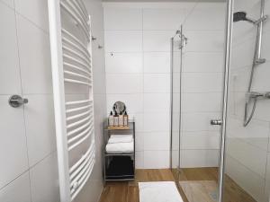 Kúpeľňa v ubytovaní Luxe CENTRAL Studio with POOL, PARKING & AC