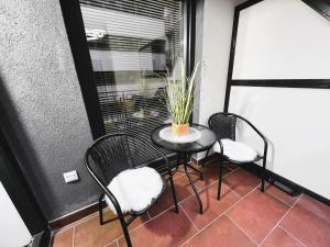 Posedenie v ubytovaní Luxe CENTRAL Studio with POOL, PARKING & AC