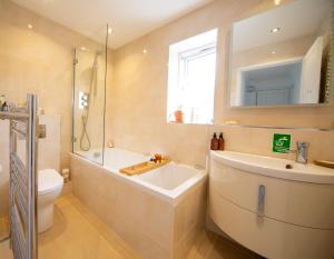 ein Badezimmer mit Badewanne, Waschbecken und Toilette in der Unterkunft Trethvor House FREE PARKING Private bathroom Double in Padstow