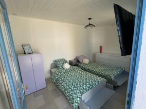 Postel nebo postele na pokoji v ubytování MYRTILLE - Maison 6 personnes avec jardin à 100m de la plage