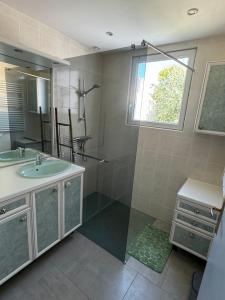 Koupelna v ubytování MYRTILLE - Maison 6 personnes avec jardin à 100m de la plage