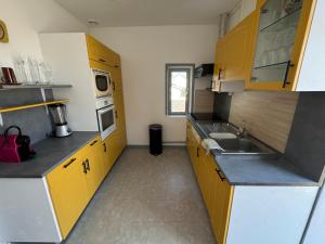 Kuchyň nebo kuchyňský kout v ubytování MYRTILLE - Maison 6 personnes avec jardin à 100m de la plage + 6 fotografií