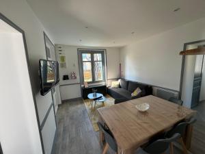 TV a/nebo společenská místnost v ubytování MYRTILLE - Maison 6 personnes avec jardin à 100m de la plage