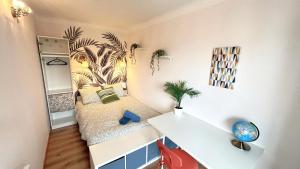 ポーにあるCosy Armenia - T2 - Proche du centreのベッドと机のある小さな部屋 +3枚の写真