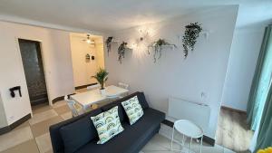 ポーにあるCosy Armenia - T2 - Proche du centreのソファとテーブルのあるリビングルーム