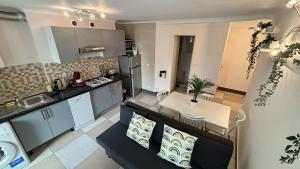 ポーにあるCosy Armenia - T2 - Proche du centreのソファとテーブルのあるキッチンとリビングルーム