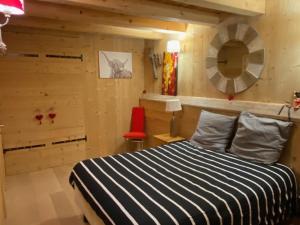 Ένα ή περισσότερα κρεβάτια σε δωμάτιο στο Chalet 1830 au pied du MONT CHARVIN