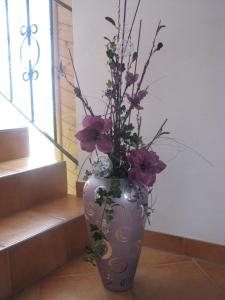 Eine Vase mit lila Blumen auf dem Boden in der Unterkunft Haus Pfeifenberger in Zederhaus