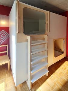 TV a/nebo společenská místnost v ubytování Five Elements Hostel and Capsules Frankfurt