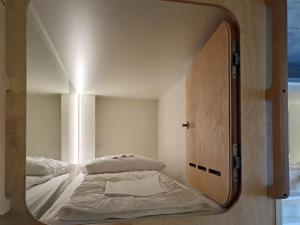 Ένα ή περισσότερα κρεβάτια σε δωμάτιο στο Five Elements Hostel and Capsules Frankfurt