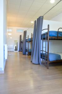 Ένα ή περισσότερα κρεβάτια σε δωμάτιο στο Albergue Melide +35 φωτογραφίες