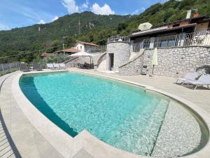 ローヴェレにあるIl Bacio del soleの家の前のプール