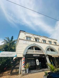 安君纳Luxurious 1BHK in Vagator with Pool near Thalassa的前面有商店的建筑物