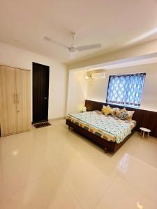 Luxurious 1BHK in Vagator with Pool near Thalassa客房内的一张或多张床位