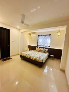 安君纳Luxurious 1BHK in Vagator with Pool near Thalassa的卧室中间设有一张床