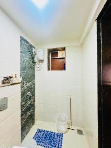Luxurious 1BHK in Vagator with Pool near Thalassa的一间浴室