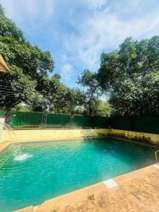 安君纳Luxurious 1BHK in Vagator with Pool near Thalassa的游泳池内设有一个喷泉