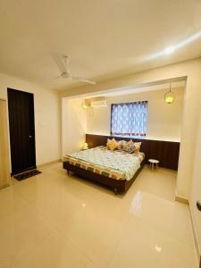 Luxurious 1BHK in Vagator with Pool near Thalassa客房内的一张或多张床位