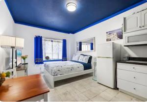 une chambre avec un lit et un plafond bleu dans l'établissement The Plaza Miami Beach, à Miami Beach 18 autres photos