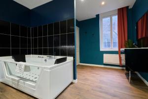 Afbeelding uit fotogalerij van Suite Bleue #1#- Élégance & détente-self check-in in Roubaix