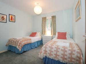 une chambre avec deux lits et une fenêtre dans l'établissement 1 Oakley Wharf, à Porthmadog