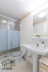 Kúpeľňa v ubytovaní Casa Roxy Pool View Wi-Fi by iRent Fuerteventura + 36 fotografií