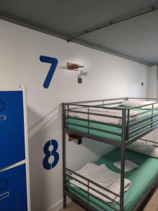Palanda nebo palandy na pokoji v ubytování Bilbao Metropolitan Hostel by Bossh! Hotels