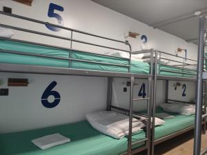 Palanda nebo palandy na pokoji v ubytování Bilbao Metropolitan Hostel by Bossh! Hotels